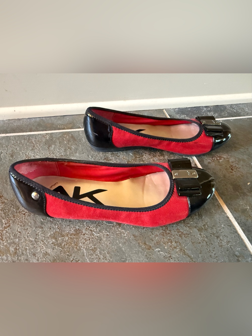Size 8.5M Anne Klein Red Flats with Black Patent Toe and Bow - Picture 3 of 9